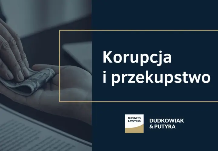 Dwie dłonie przekazujące pieniądze, symbolizujące korupcję i przekupstwo. Na ekranie tekst "Korupcja i przekupstwo".