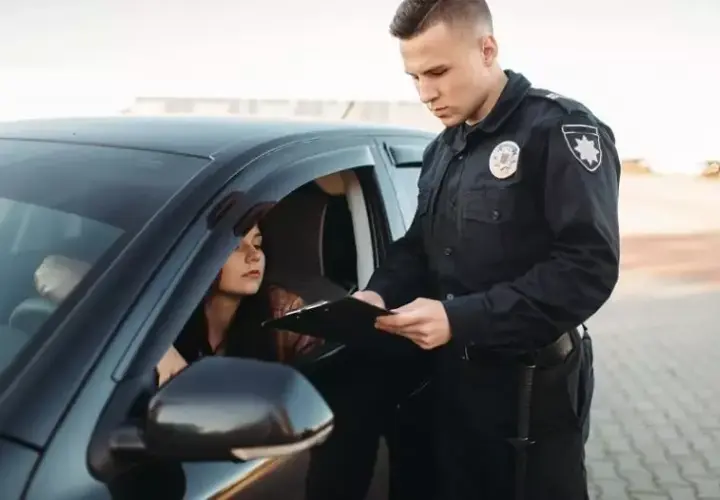 Poznaj prawdziwe powody dlaczego policja dotyka samochodu podczas kontroli
