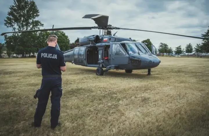 Ile zarabia pilot śmigłowca w policji: kompletny przegląd wynagrodzeń 2025
