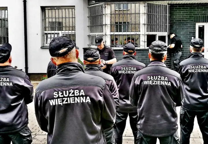 Ile może chorować funkcjonariusz służby więziennej? Poznaj kluczowe zasady