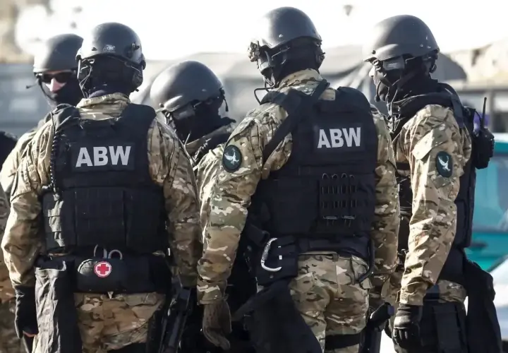 Grupa funkcjonariuszy ABW w pełnym rynsztunku, gotowa do akcji. Ich zarobki odzwierciedlają odpowiedzialność i trud tej służby.