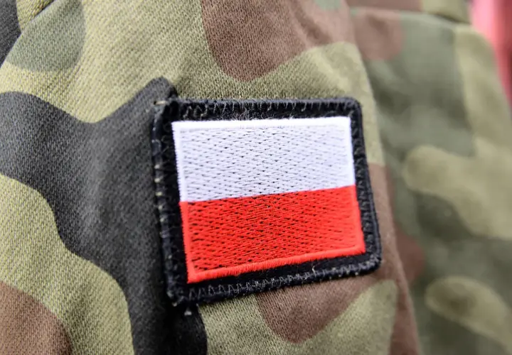 Naszywka z polską flagą na mundurze moro.