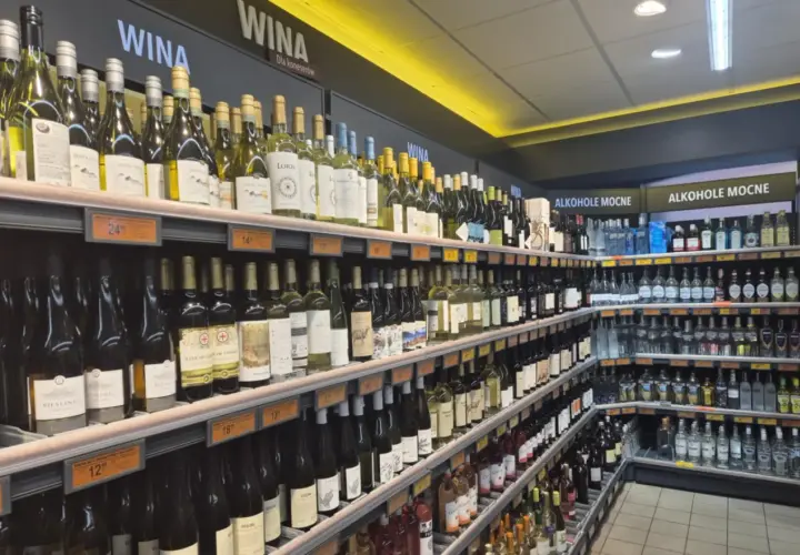 Półki sklepowe uginają się pod ciężarem butelek wina i mocnych alkoholi. Pamiętaj o zakazie sprzedaży alkoholu po 22.