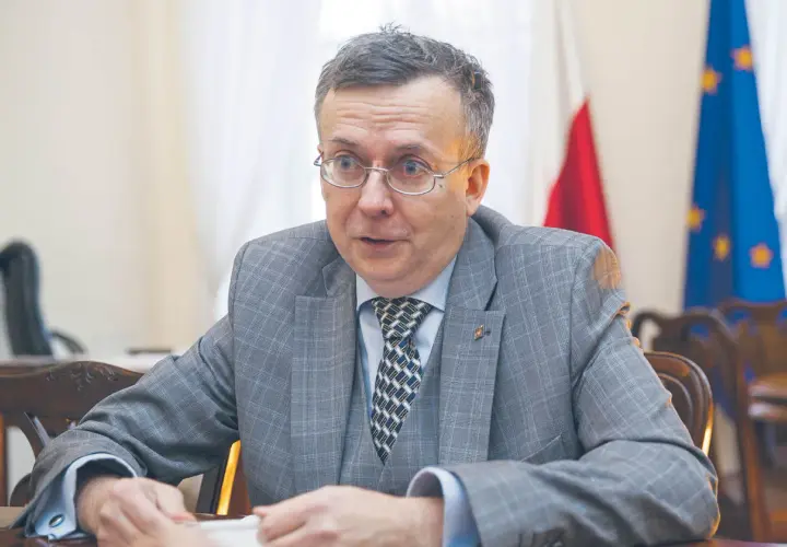 Kto jest szefem służby cywilnej? Oto zaskakujące fakty o liderze