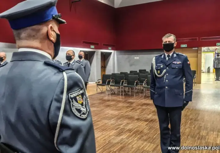 Kiedy 13 w policji? Terminy wypłaty, które musisz znać