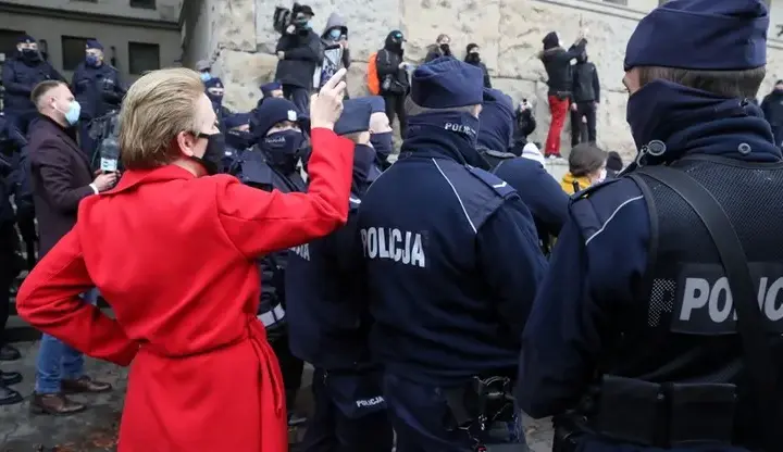 Komu policja przekazuje dane osobowe - poznaj przepisy i procedury