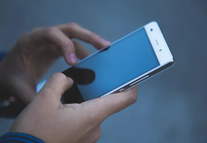 Jak skutecznie sprawdzić czy telefon jest na podsłuchu przez policję - poradnik