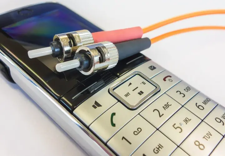 Dwa złącza światłowodowe na klawiaturze telefonu komórkowego.