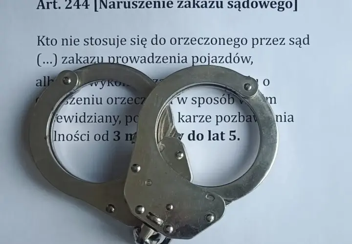 Kajdanki na dokumencie o art. 244 kk. Naruszenie zakazu sądowego, np. prowadzenia pojazdów, grozi karą pozbawienia wolności do 5 lat.