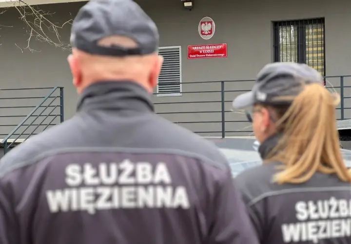 Służba Więzienna przed aresztem śledczym w Łodzi. Dział Dozoru Elektronicznego pilnuje porządku.