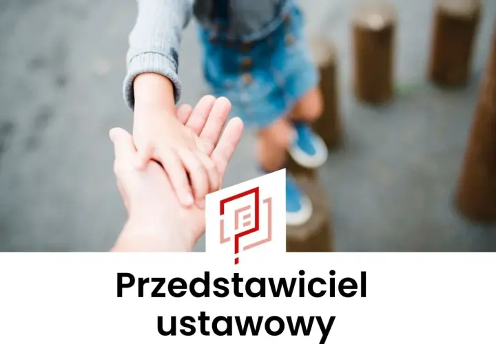 Dłoń dorosłego trzyma dłoń dziecka, symbolizując opiekę i wsparcie. Przedstawiciel ustawowy czuwa nad bezpieczeństwem najmłodszych.