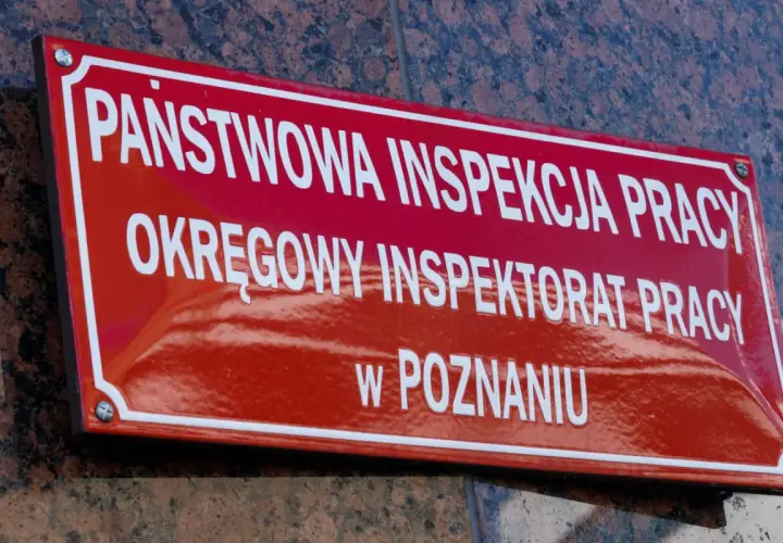 Tablica Państwowej Inspekcji Pracy w Poznaniu. To tutaj nadzór i kontrolę nad przestrzeganiem prawa pracy sprawuje instytucja dbająca o bezpieczeństwo pracowników.
