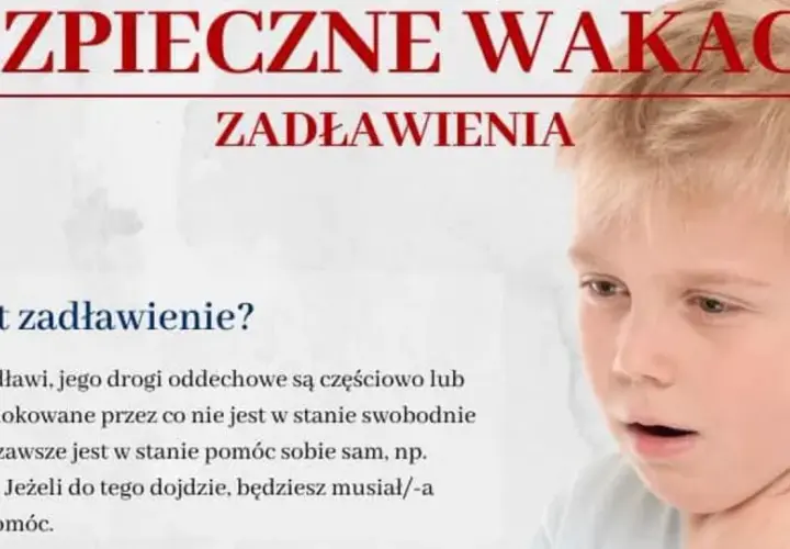 Chłopiec z otwartymi ustami, trzymający się za gardło. Tekst informuje o zagrożeniu zadławieniem podczas wakacji.