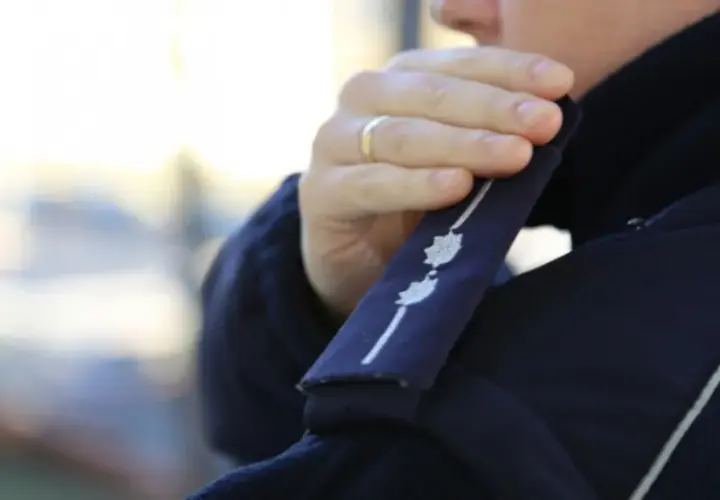 Jak zostać oficerem policji po studiach cywilnych: kompletna ścieżka kariery