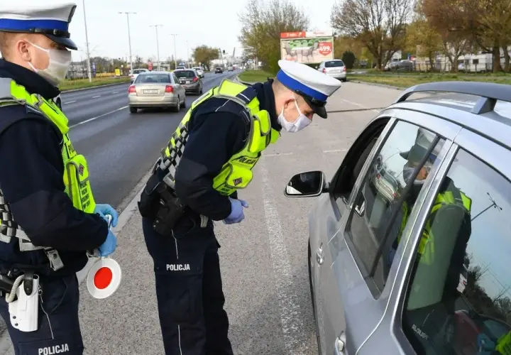 Czy policja może zatrzymać auto bez powodu: Poznaj swoje prawa na drodze