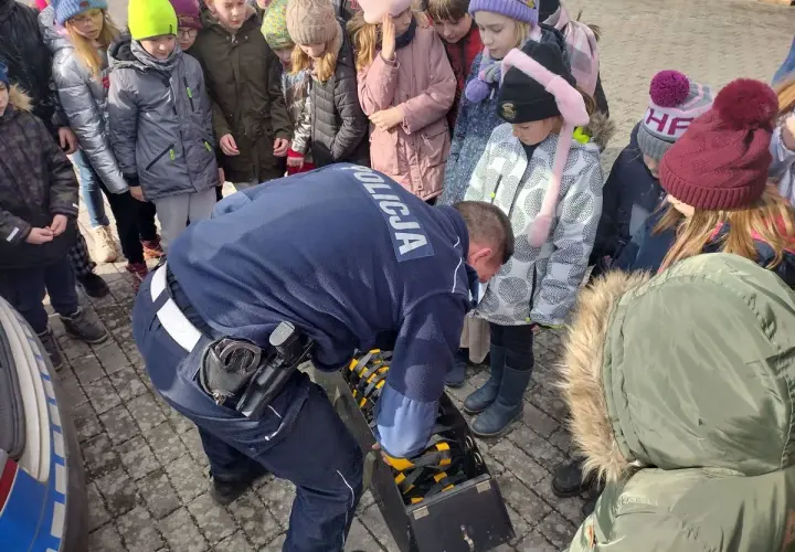 Białe czapki w policji: co oznaczają i jakie funkcje pełnią na drogach