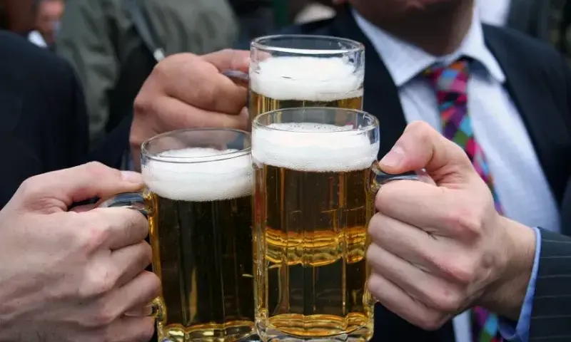 Sprzedaż alkoholu nietrzeźwym: przestępstwo czy wykroczenie w Polsce?