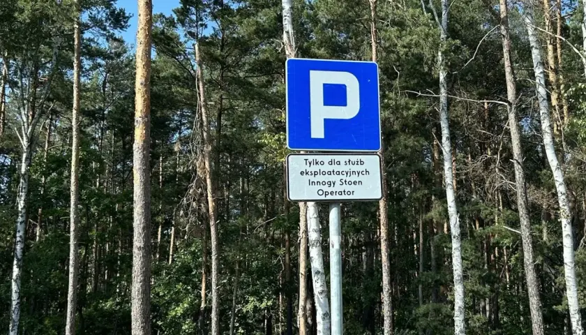Znak D18 informuje o parkingu tylko dla służb eksploatacyjnych Innogy Stoen Operator. Otoczenie to gęsty las.