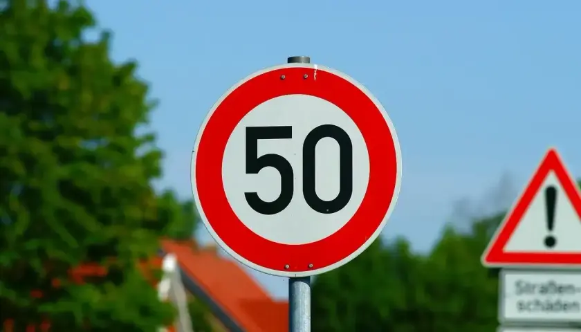 Znak ograniczenia prędkości do 50 km/h. Uważaj, przekroczenie prędkości o 50 km/h może być niebezpieczne.
