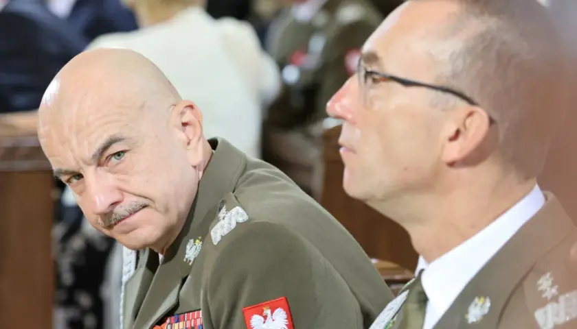 Dowódca operacyjny rodzajów sił zbrojnych w mundurze z odznaczeniami i godłem Polski.