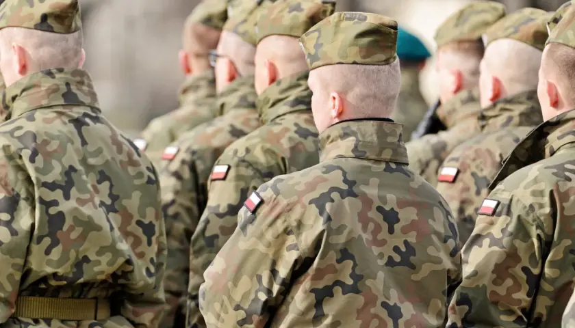 Żołnierze w mundurach polowych, gotowi do służby. To obraz dobrowolnej zasadniczej służby wojskowej.