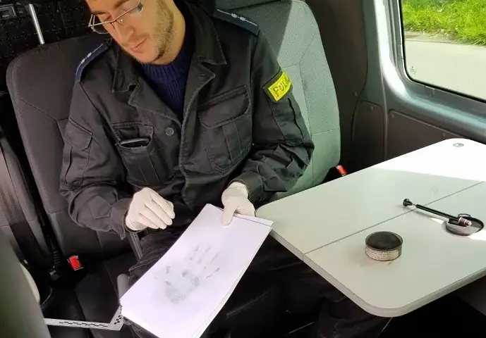 Czy technik kryminalistyki jest policjantem? Odkryj prawdę o roli i wymaganiach