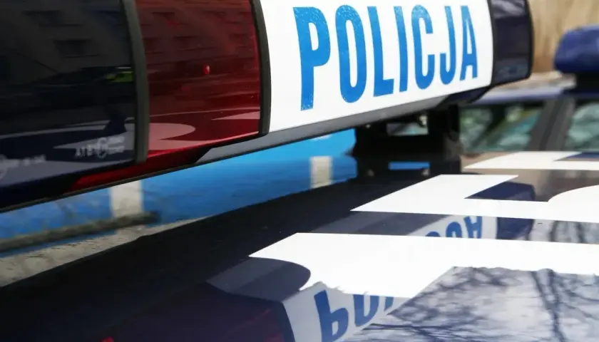 Błyskające światła i napis "POLICJA" na dachu radiowozu. To preambuła do akcji, która zaraz się rozpocznie.