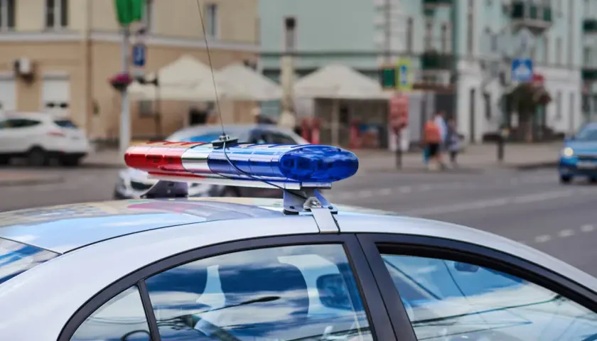 Błyskające sygnały na dachu radiowozu. Jeśli masz sprawę, gdzie złożyć skargę na policję, to właśnie ten pojazd może być początkiem rozwiązania.