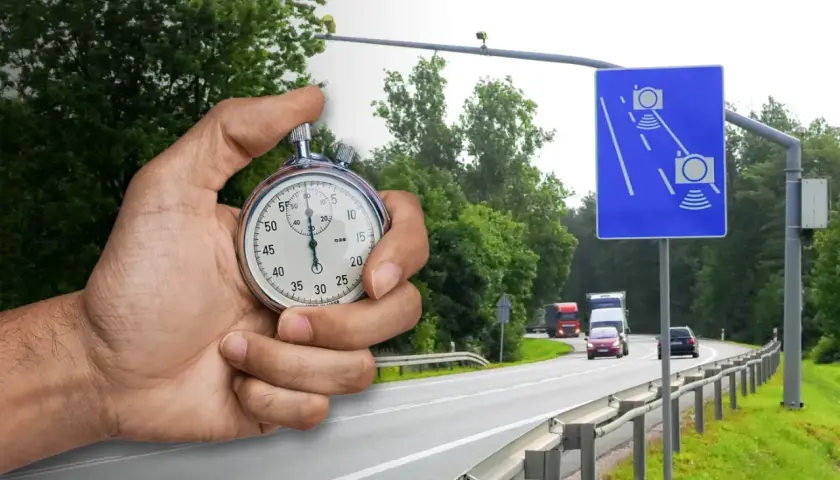 Dłoń trzyma stoper obok drogi z fotoradarem i znakiem informującym o kontroli prędkości. Czas ucieka, uważaj na ograniczenia!