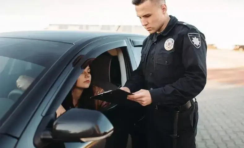 Poznaj prawdziwe powody dlaczego policja dotyka samochodu podczas kontroli