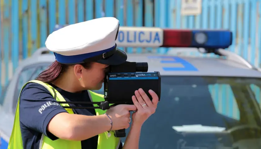 Policjantka mierzy prędkość z bliskiej odległości za pomocą radaru.