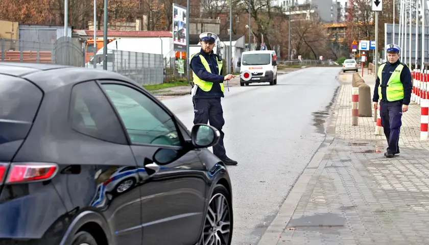 Policjant zatrzymuje czarne auto. Czyżby to recydywa mandat za prędkość?