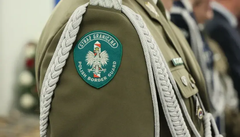 Emblemat Straży Granicznej na mundurze. Zastanawiasz się, ile trwa szkoła policji? To zupełnie inna ścieżka kariery!