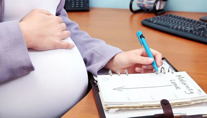Ciężarna kobieta planuje urlop macierzyński. Umowa na czas określony a ciąża – ważne kwestie do rozważenia.