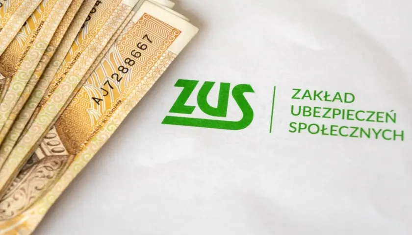 Pieniądze i logo ZUS. Symbolizują świadczenie rehabilitacyjne, które pomaga wrócić do zdrowia i pracy.