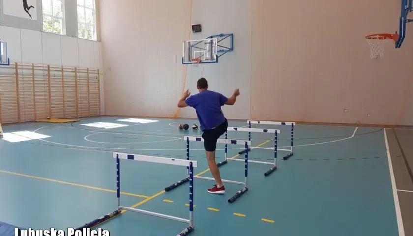 Trening sprawnościowy na torze przeszkód w sali gimnastycznej. Idealne miejsce, gdzie można poćwiczyć tor przeszkód do policji.