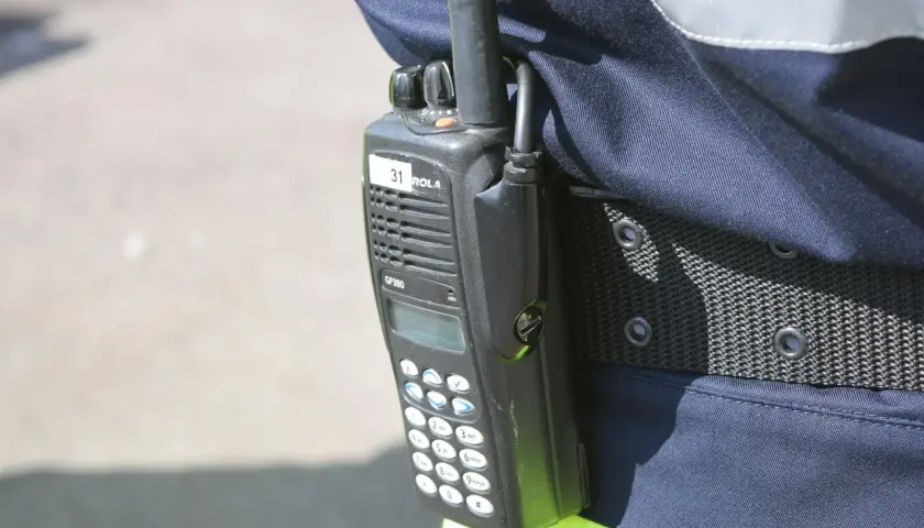 Radiotelefon Motorola GP380 na pasie funkcjonariusza. Służby często używają go do komunikacji, a na jakiej częstotliwości nadaje policja, zależy od regionu i typu łączności.