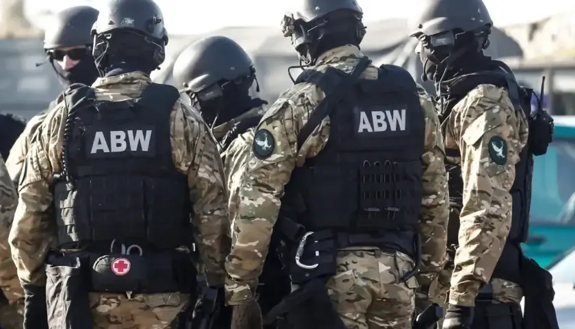 Grupa funkcjonariuszy ABW w pełnym rynsztunku, gotowa do akcji. Ich zarobki odzwierciedlają odpowiedzialność i trud tej służby.