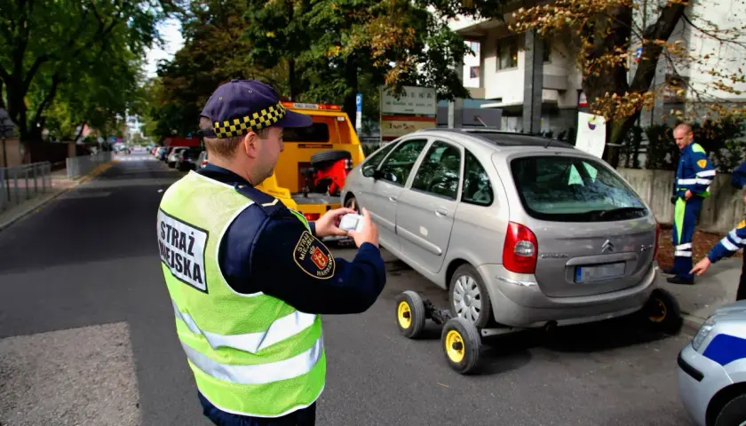Ile kosztuje holowanie auta przez policję? Sprawdź aktualne ceny i koszty