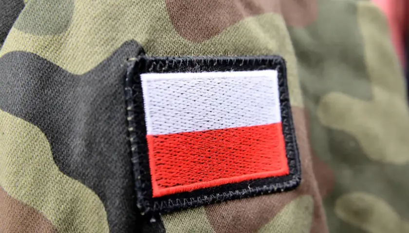 Naszywka z polską flagą na mundurze moro.