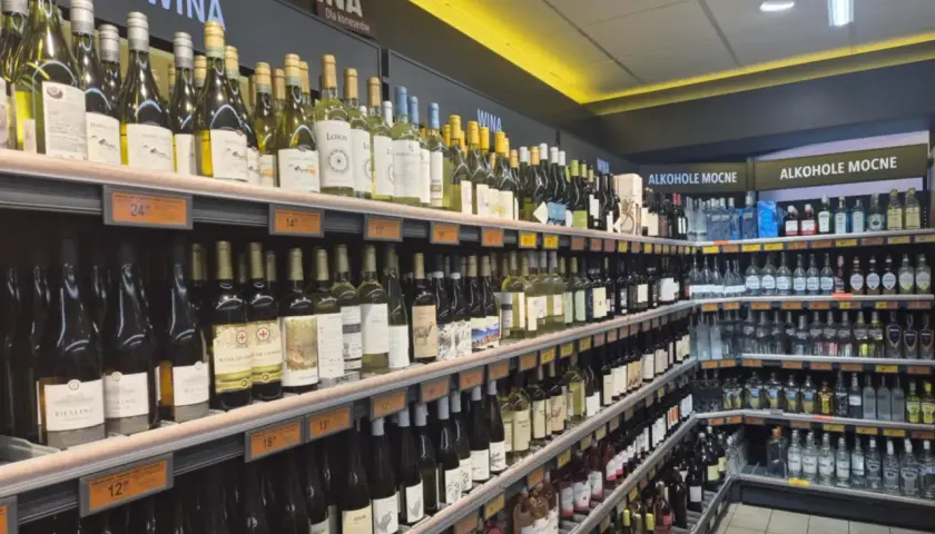 Półki sklepowe uginają się pod ciężarem butelek wina i mocnych alkoholi. Pamiętaj o zakazie sprzedaży alkoholu po 22.