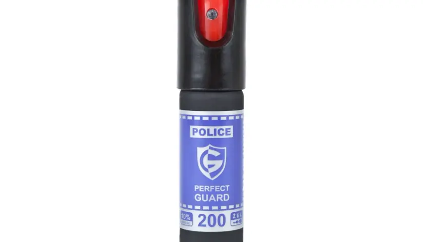 Gaz pieprzowy "Perfect Guard" z napisem POLICE. To właśnie takiego gazu używa policja do obezwładniania agresorów.