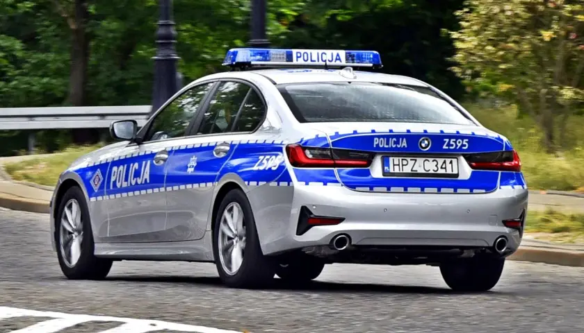 Radiowóz policyjny z napisem "POLICJA" i numerem rejestracyjnym HPZ C341.