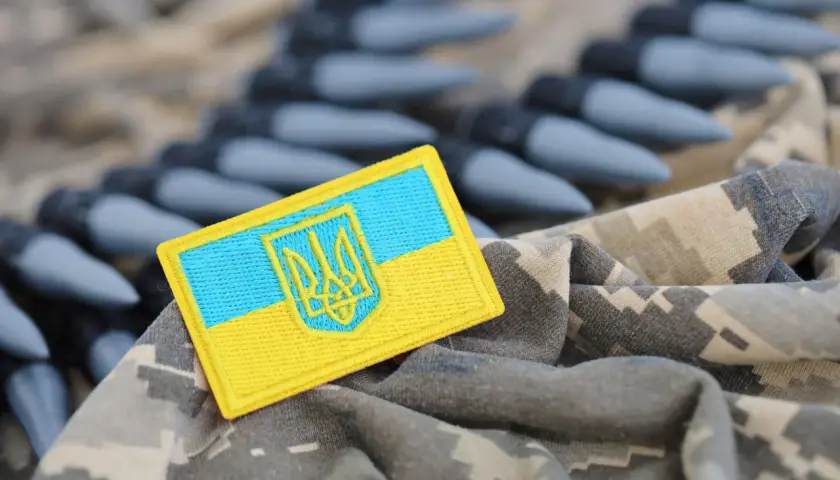 Naszywka z flagą Ukrainy i godłem na tle amunicji. Symbol oporu, ale też myśli o dezercji w obliczu wojny.