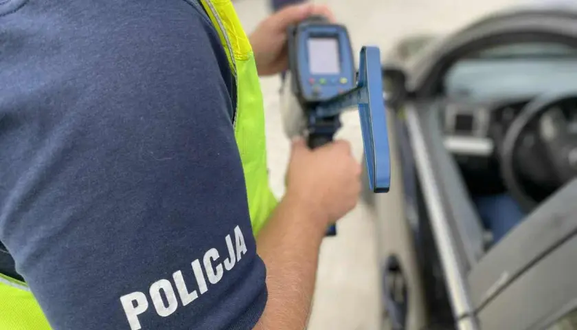 Policjant mierzy prędkość. Zastanawiasz się, ile można mieć punktów karnych za przekroczenie?