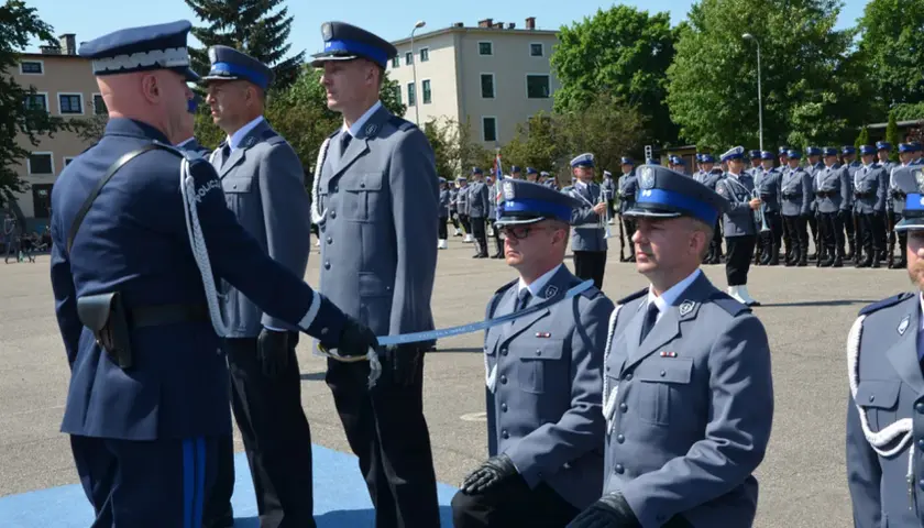 Policjanci w galowych mundurach, gotowi do awansu. Czas oczekiwania na stopnie w policji co ile lat jest różny, ale dziś świętują.