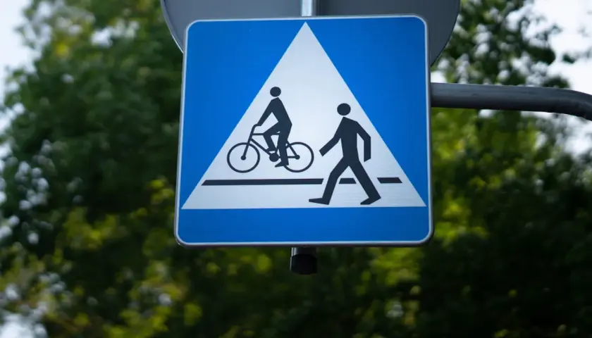 Znak drogowy informujący o przejeździe dla rowerów i pieszych.