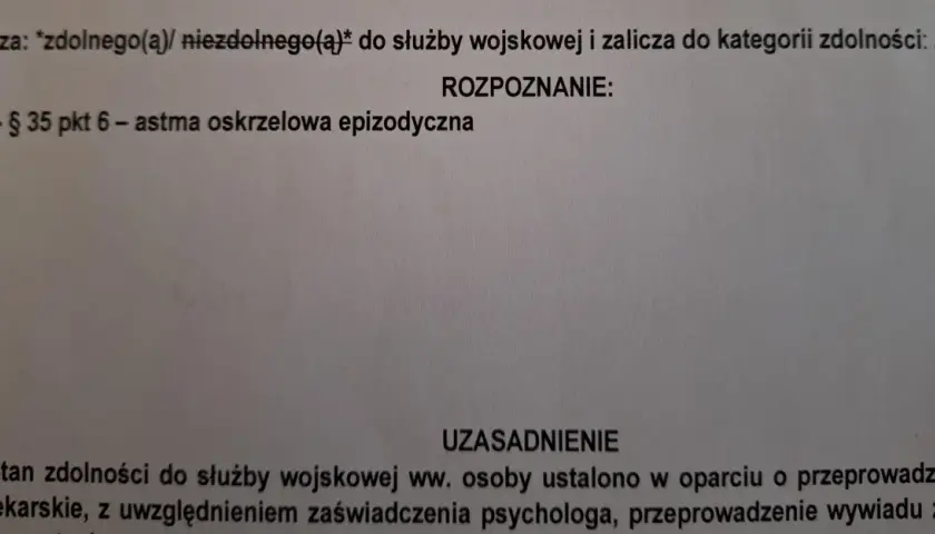 Orzeczenie o niezdolności do służby wojskowej z powodu astmy oskrzelowej epizodycznej. Kategoria e wojsko.