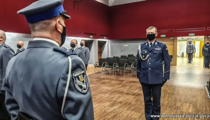 Kiedy 13 w policji? Terminy wypłaty, które musisz znać