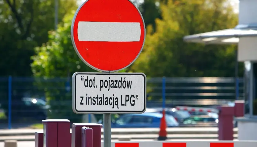 Znak B2 "zakaz wjazdu" z tabliczką informującą, że dotyczy pojazdów z instalacją LPG.